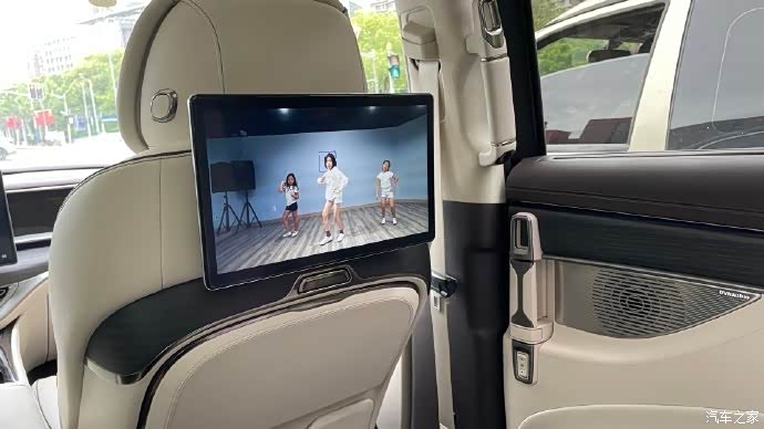 谈谈腾势d9的驾驶体验: 腾势 d9 提供插电混动和纯电动两