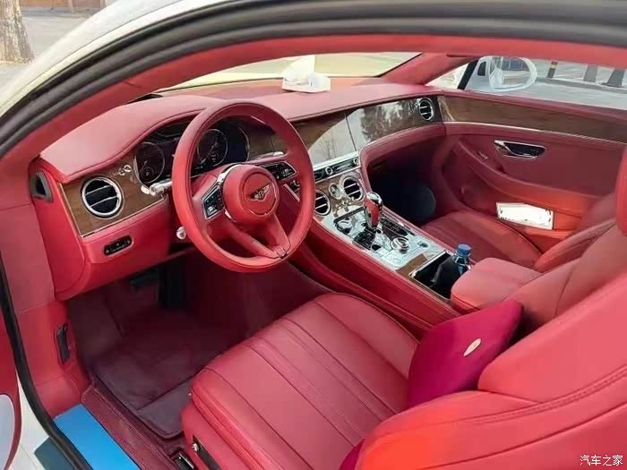 2021年宾利欧陆gt仅仅4200公里冰川白外热刺红内