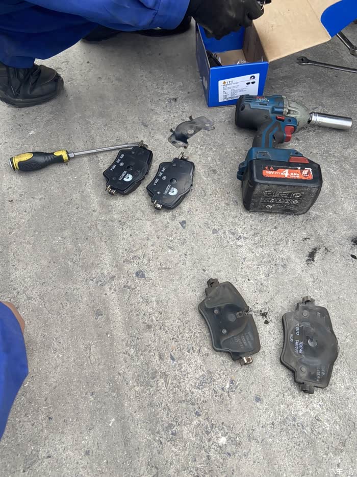 18款525更换刹车片