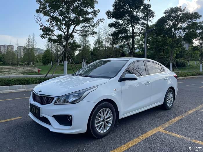 私家一手17年起亚k2车况精品多功能方向盘自动大灯锂