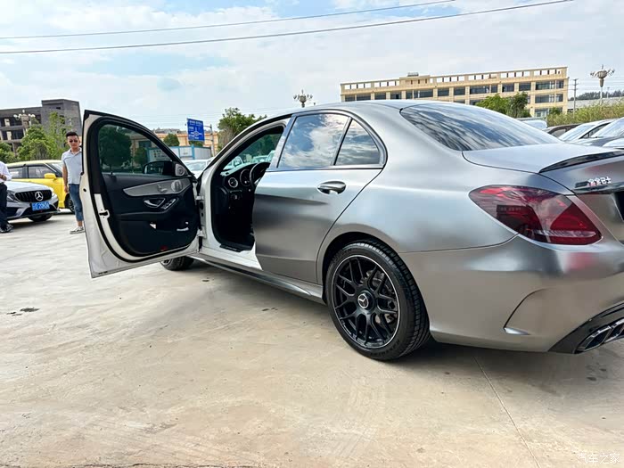 17年的奔驰c200,同事要换e300,特价处理了,16个左