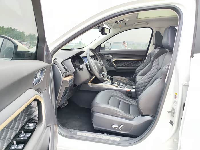 最新到店:2020年上户哈弗h6 2.0t豪华铂金版,全车原