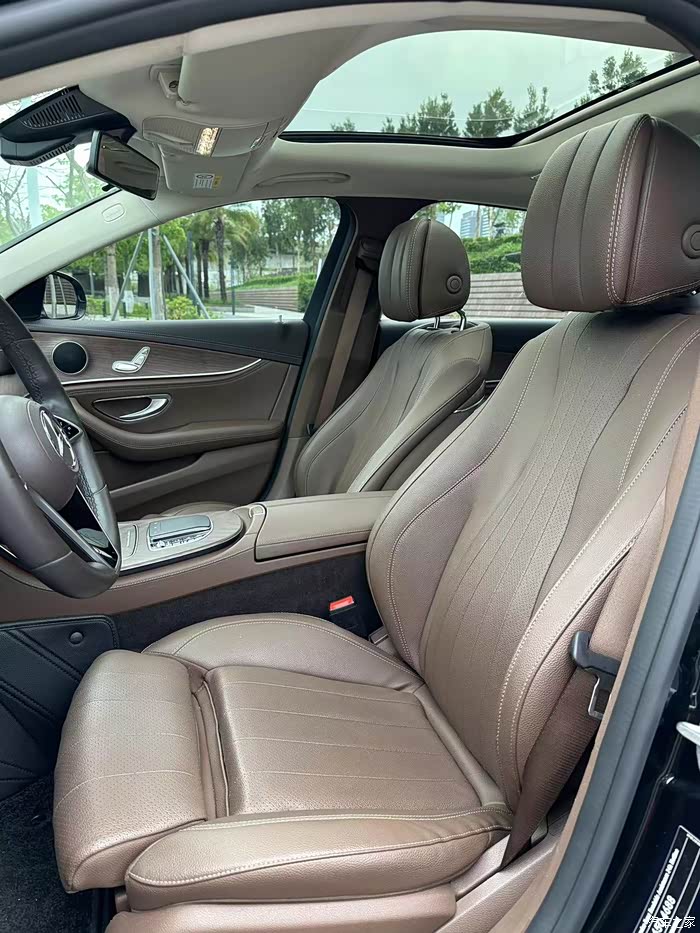 (21款)20年12月奔驰e260l 立标黑外棕内 1.5t