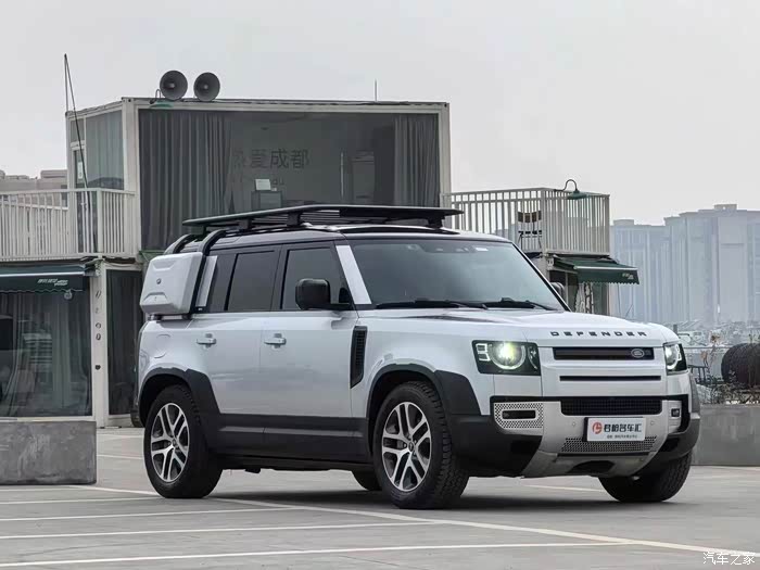 21年路虎卫士110p400暗黑特别版只行驶了7万公