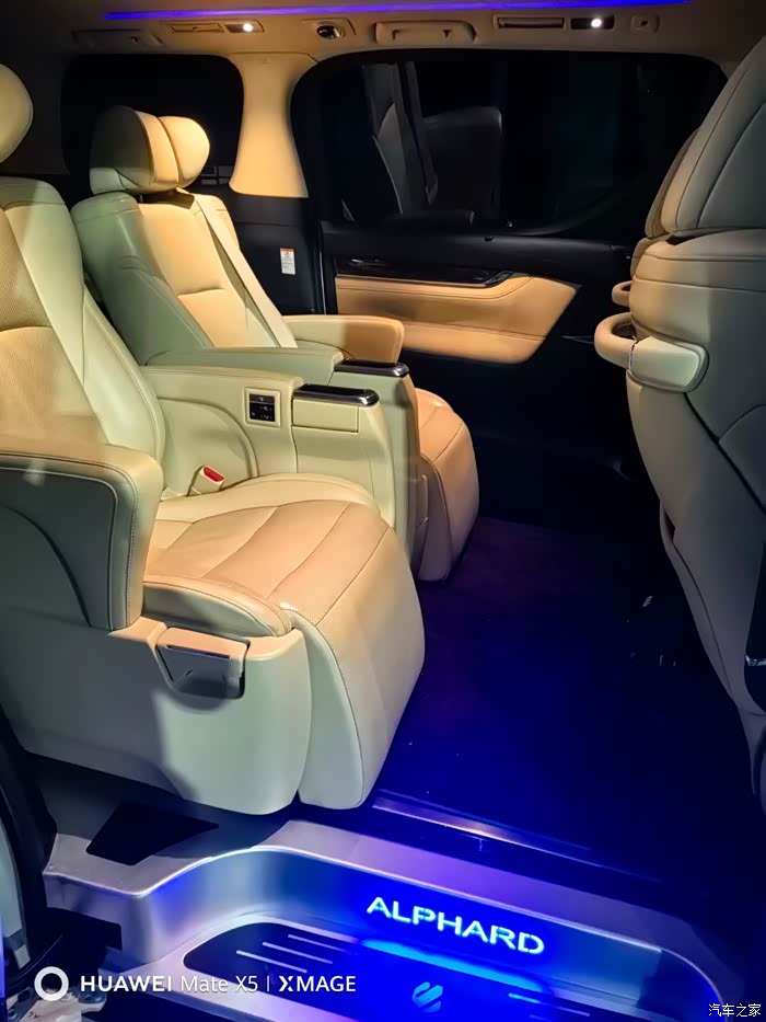 出一台八速埃尔法,原版原漆带车衣,内饰磨损极小,3.5最后绝