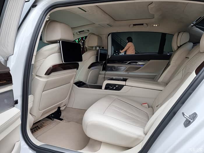 16年白色宝马740li四座尊享