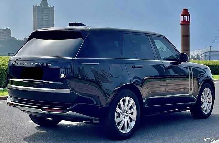 24款路虎揽胜盛世版,指导价142.8万,白琥珀,黑琥