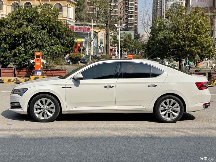 斯柯达速派2021款tsi280dsg舒适版行驶1