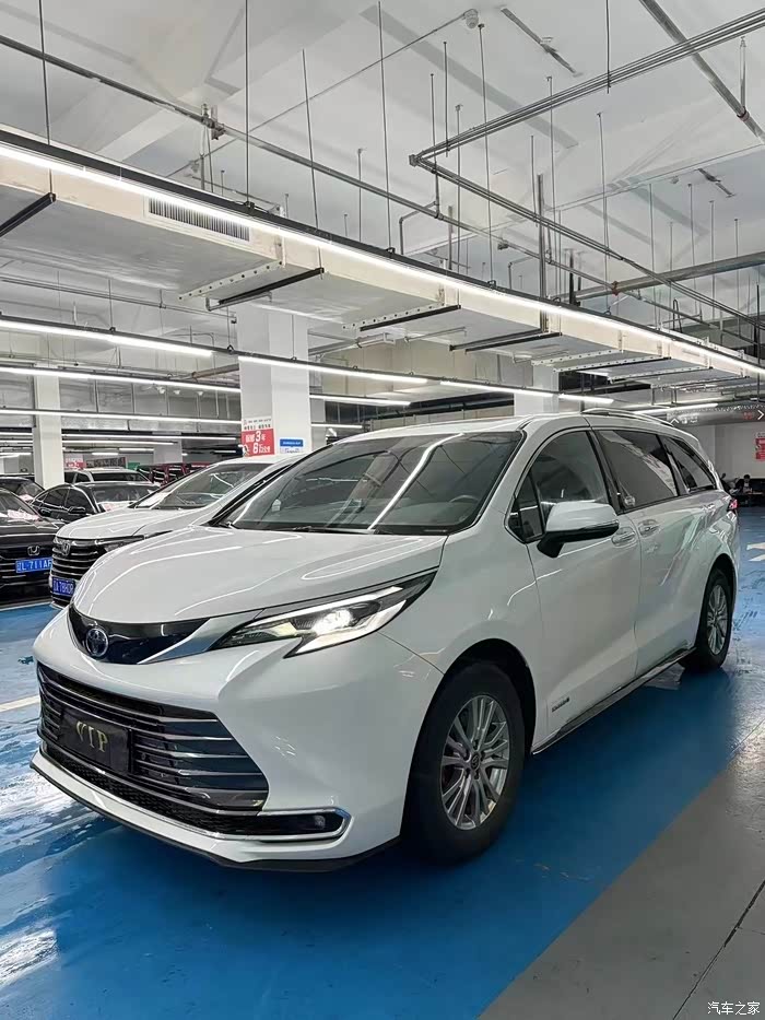 98万 最新到家22年丰田塞纳 2.5l