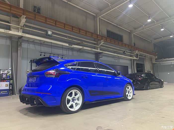 全车蓝色贴膜,全套rs包围,18寸白色旋压轮毂,美版rs大灯