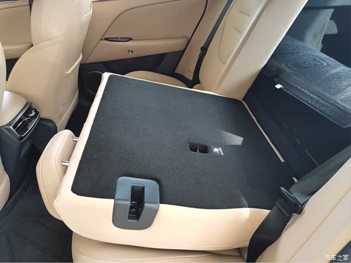 后排座椅放倒,看阿尔法t5的空间