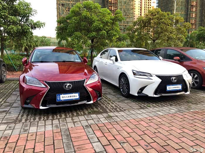 雷克萨斯is300升级gs300前杠三眼大灯 真的帅气的不少