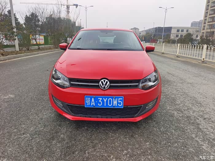 新到13年11月份上牌大众polo16自动挡高配大屏导