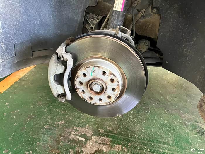 之前原刹车片好几年没有更换了 这次正好准备换轮胎 准备也把刹