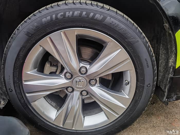 14代丰田皇冠出一套17寸轮毂个人一手轮胎23550r