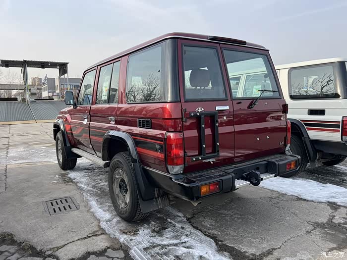 复古型硬派越野23款酷路泽lc76