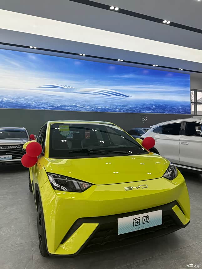 今天来到比亚迪4s店帮朋友选一台上下班代步车映入眼帘的就是
