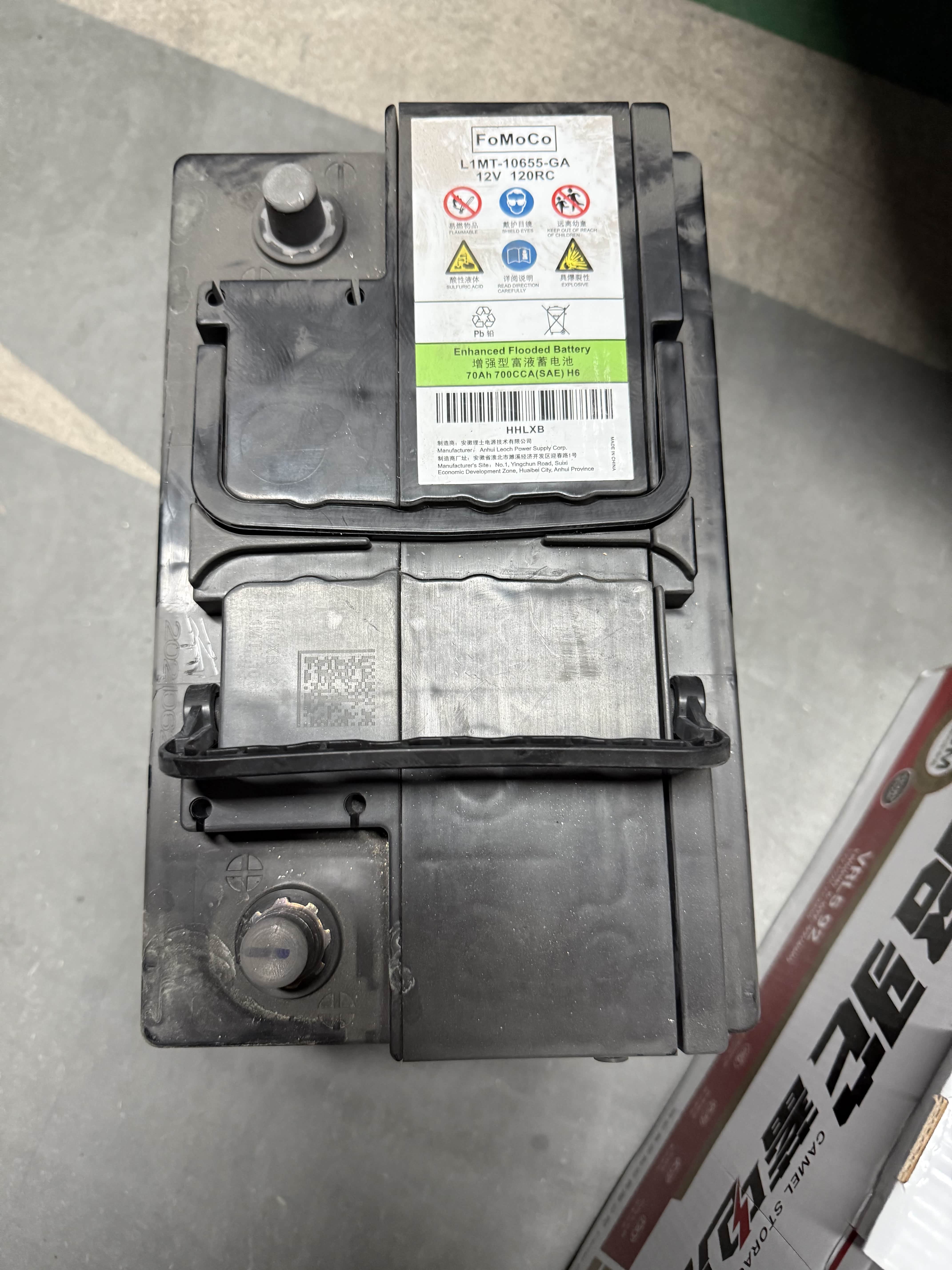 探险者电瓶侧后车壳上这是烧的还是咋的?