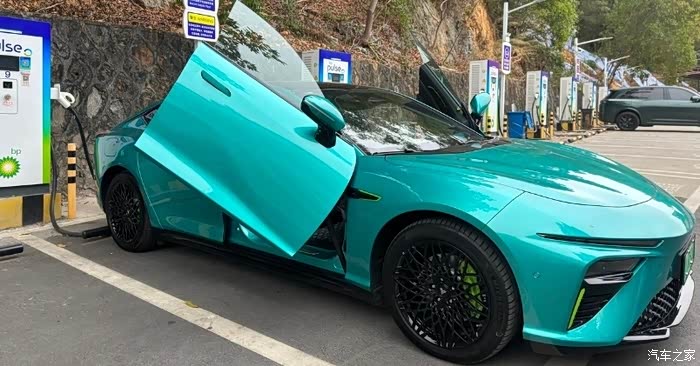 哪吒车真是越来越好卖了每天都能见到这台飞翼太酷了