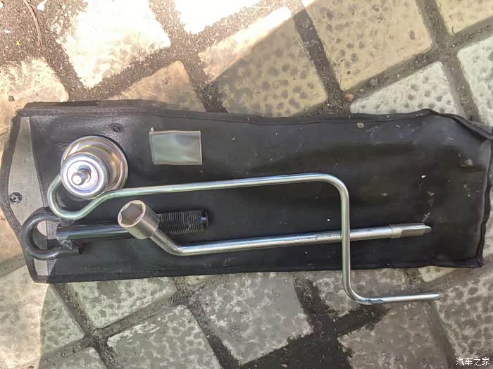 谁知道14丰田威驰主驾驶底下这个排气管是干嘛的?还有工具包里