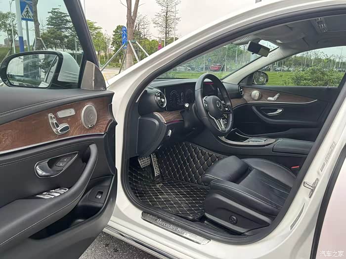 19款2018年11月梅赛德斯奔驰e200l立标黑内