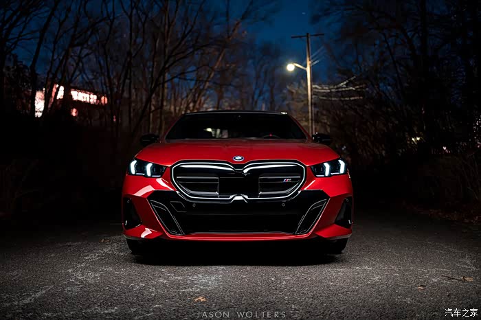 宝马i5 m60版本,夜晚红色得车漆光彩夺目!
