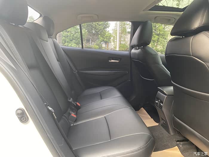 21款丰田卡罗拉18l油电混合精英版