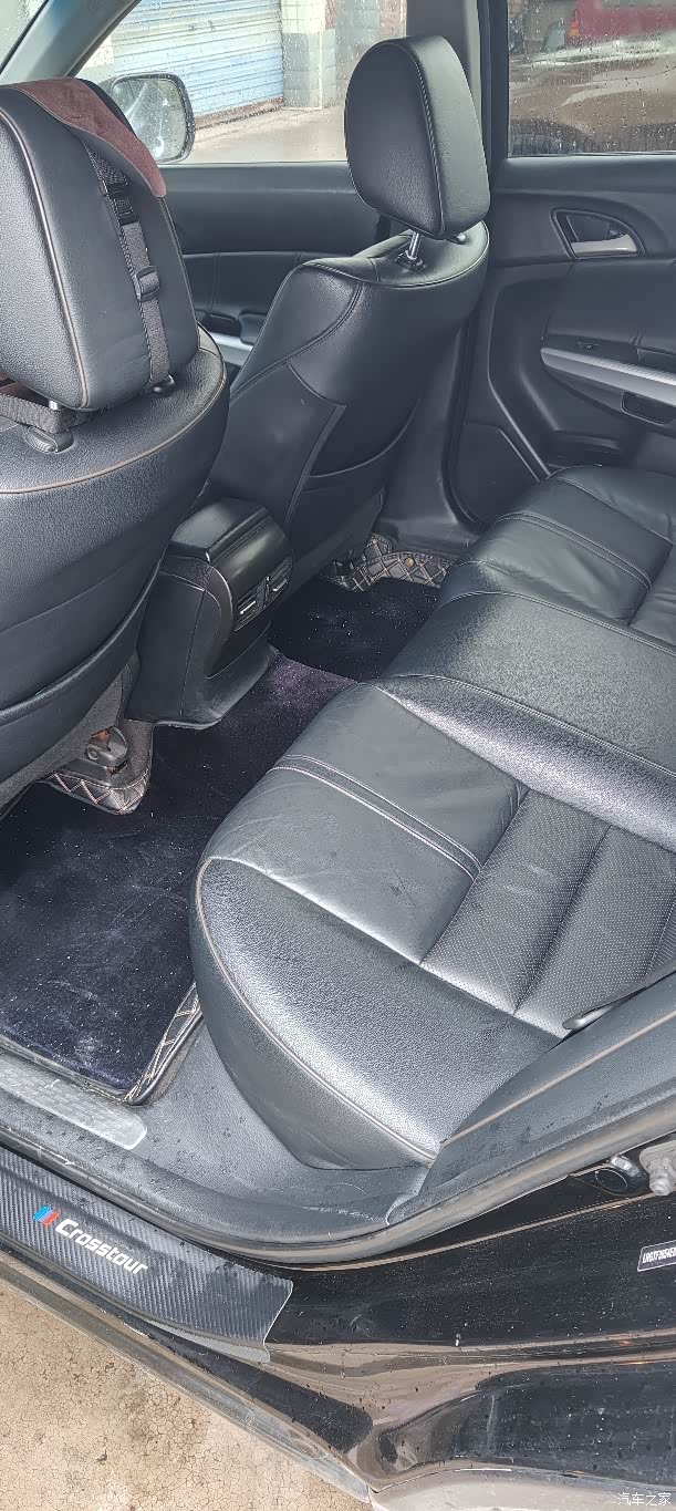 歌诗图,14年6月上牌,2.4排量,9.9万公里,内饰磨损很