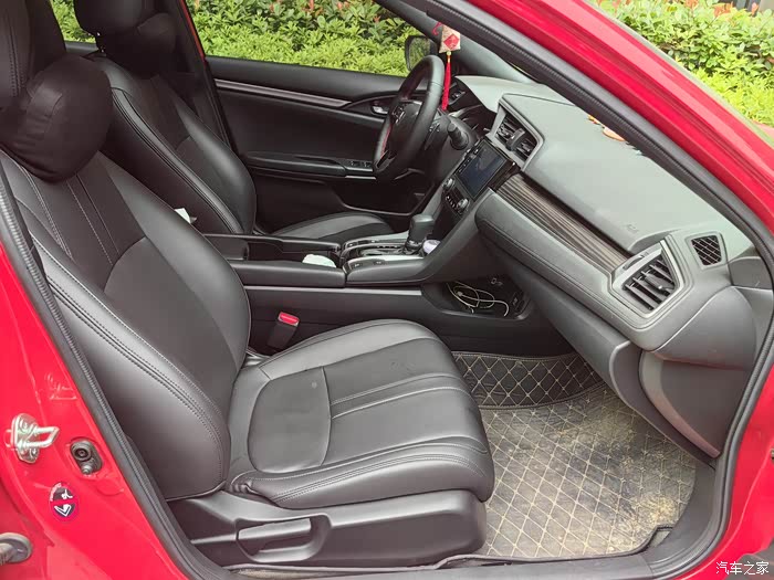 2021款红色中置双出(两厢思域)