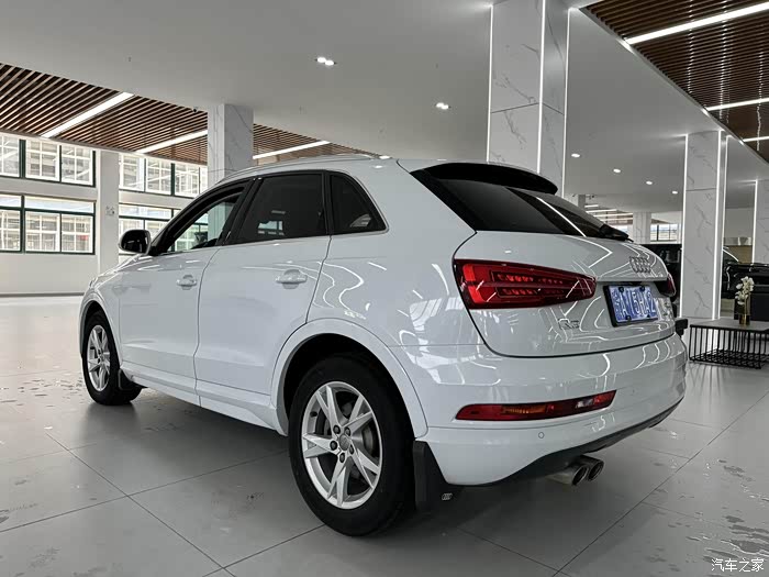 奥迪q32017款35tfsi时尚型