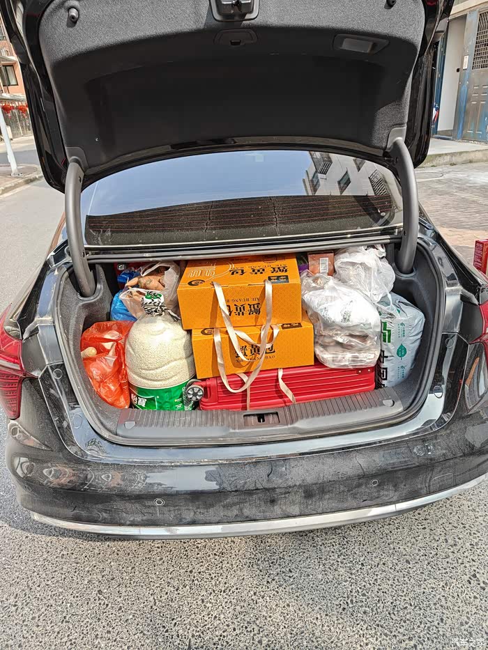 后备箱则往往被家人准备的土特产,家乡美食等塞得满满当当,满载而归