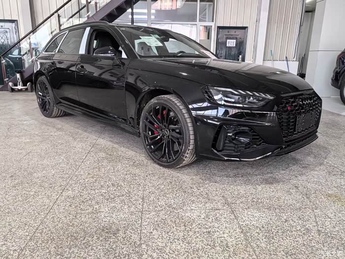 新到奥迪rs4官方指导价880400轻微运损包修复裸车特