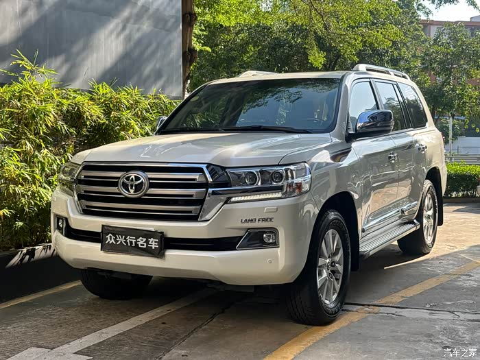 上架一台靓货17年陆巡4000 8气天窗,一手车主安全行驶两