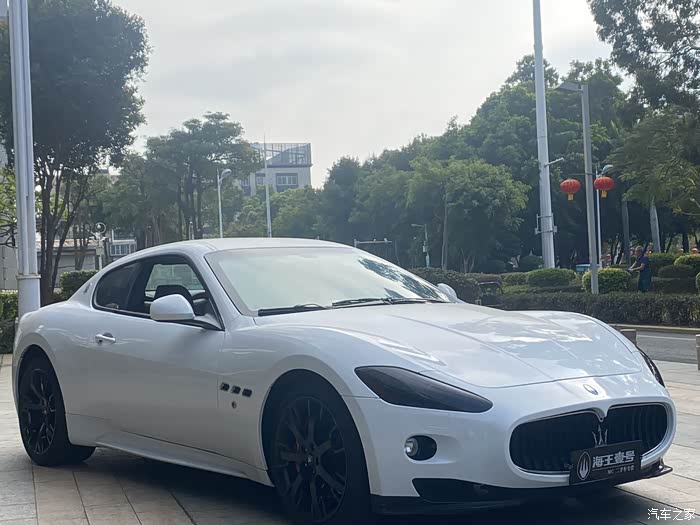 15年玛莎拉蒂gts黑外贴白黑红双拼内饰电动座椅