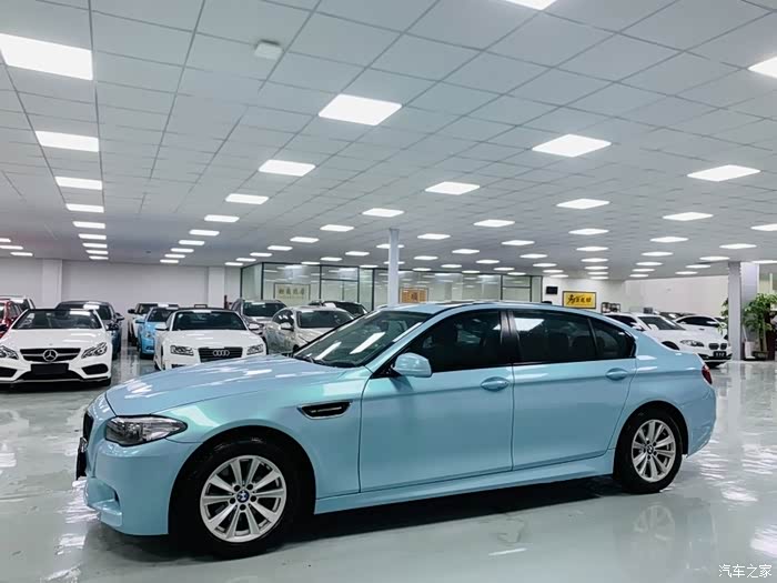 39812年宝马523li领先6缸25排量