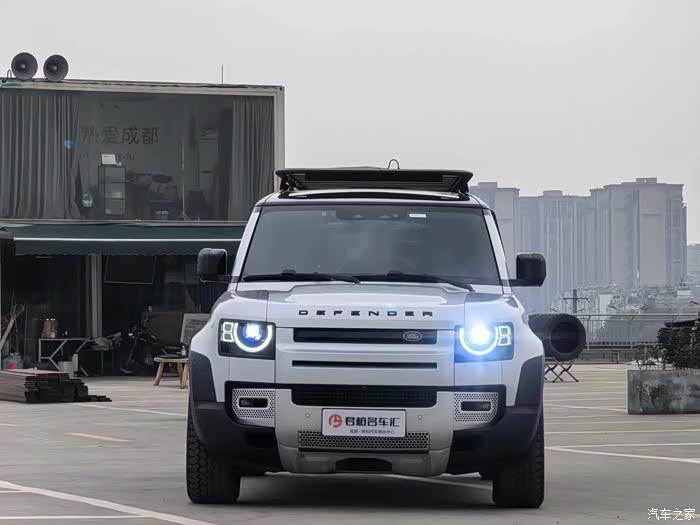 21年路虎卫士110p400暗黑特别版只行驶了7万公