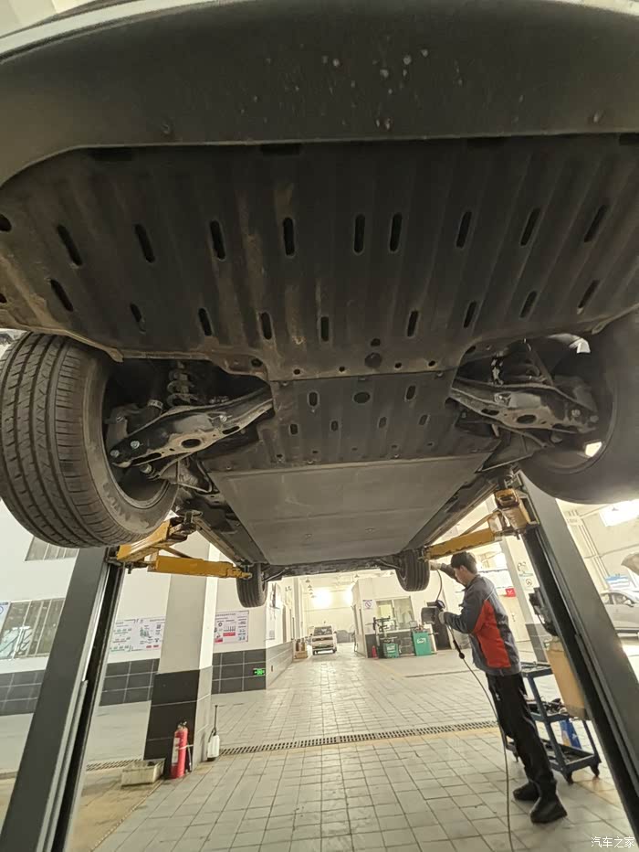 电车的底盘是由电池组,电机,电控系统等重要部件组成的,这些部