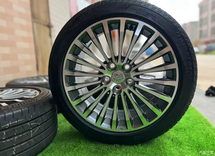 18寸丰田皇冠轮毂轮胎喜欢的约