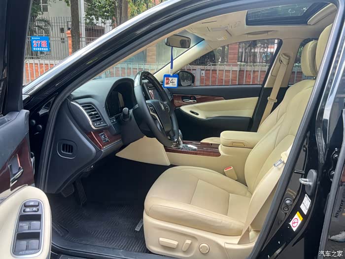 2017年14代丰田皇冠智享版,2.5v6发动机后驱平顺有力