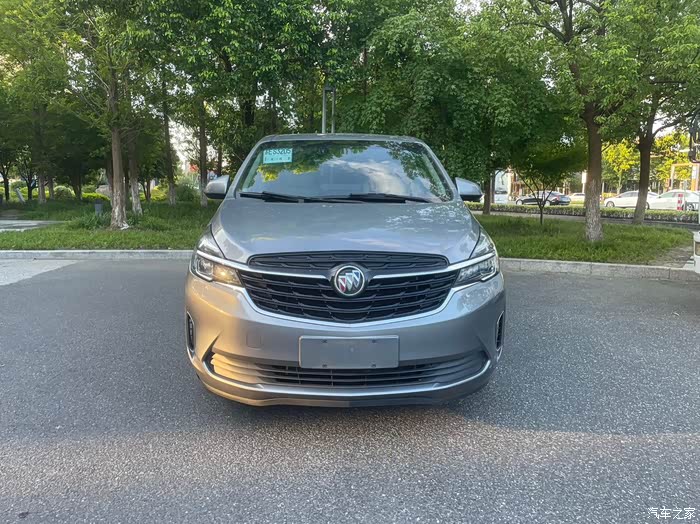 别克gl82021款银灰色陆上公务舱652t舒适型