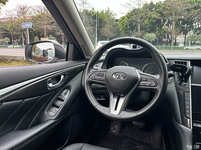 21年上牌英菲尼迪q50l目前一手车实表两万公里