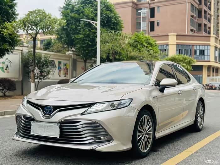 20年的双擎豪华版凯美瑞