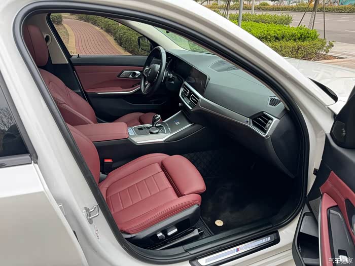 21年上牌21款宝马325lim运动耀夜套装外白内红搭配