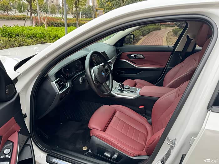 21年上牌21款宝马325lim运动耀夜套装外白内红搭配