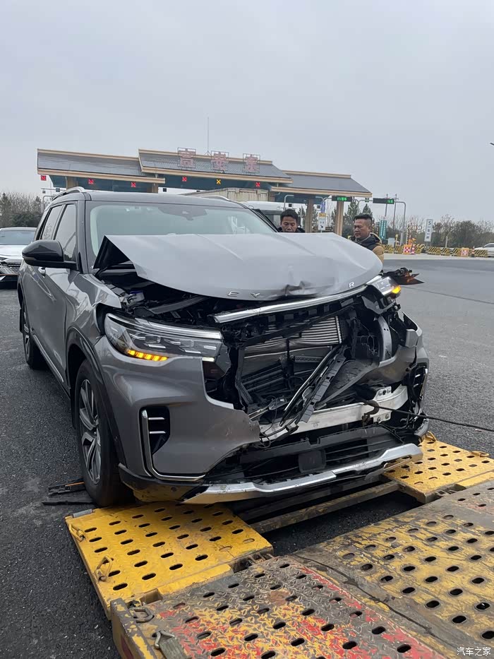 探险者高速acc巡航追尾前车小汽车几乎无损咱大探怎么会这