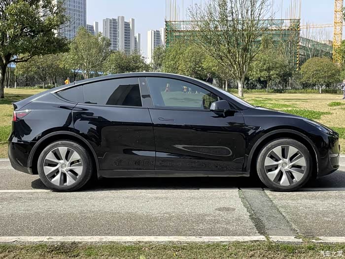 特斯拉modely2021款标准续航后驱版行驶4