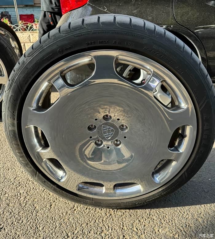 奔驰迈巴赫s680大饼轮毂20寸感兴趣的看过来