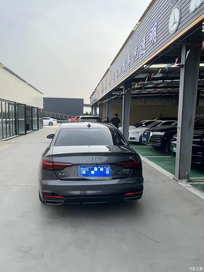 新到22年奥迪a4l战斗灰黑色内饰液晶仪表全景天窗