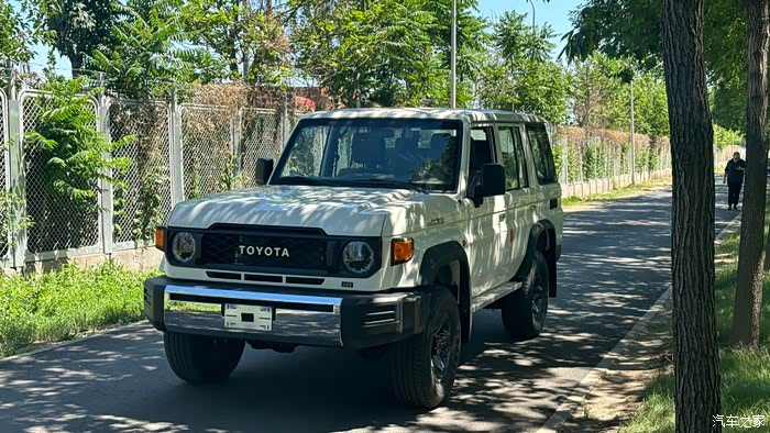 2024款丰田lc76 4.0l 自动挡