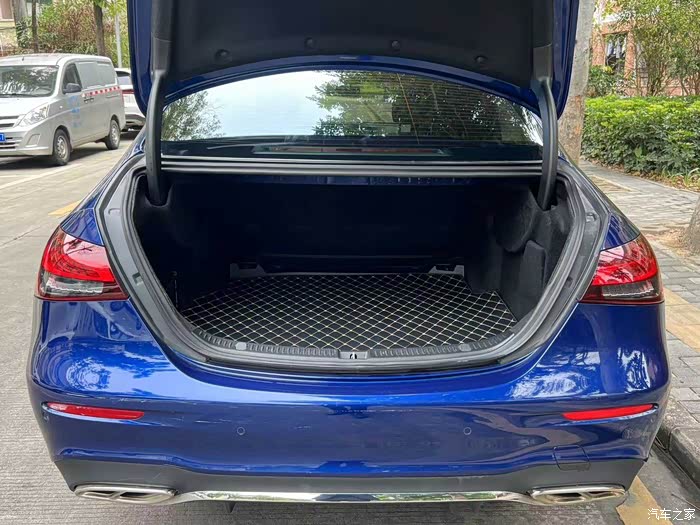 出台奔驰e级2021款e300l豪华型带第三方报